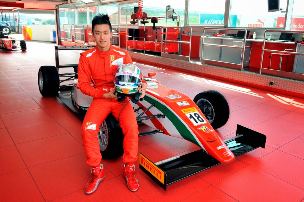 Dopo aver perso il posto in Sauber per il 2025, Zhou Guanyu potrebbe trovare rifugio a Maranello. 