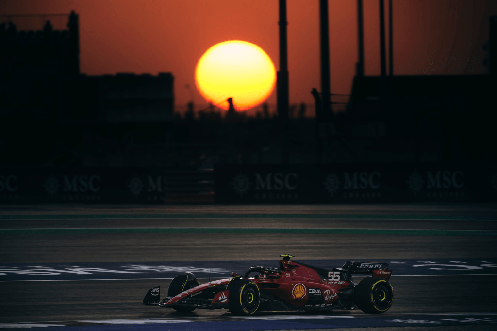 Nonostante un buon risultato nel precedente GP, dove Ferrari è riuscita a ridurre il distacco grazie ai piazzamenti di Charles Leclerc e Carlos Sainz al terzo e quarto posto, le aspettative per il weekend di Losail non sono rosee.