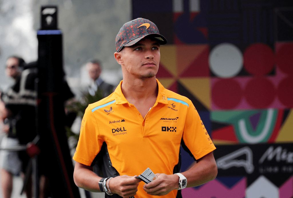 Nel paddock del GP del Qatar, poco prima del penultimo evento della stagione 2024, Lando Norris ha riflettuto sulle dinamiche interne al team Red Bull e sull'assenza di un compagno di squadra capace di mettere pressione a Max Verstappen.