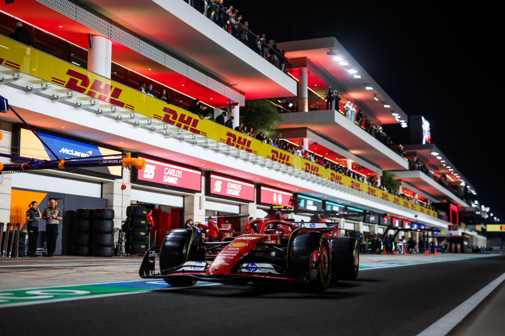 Carlos Sainz partirà dalla quarta posizione nella Sprint Race del Gran Premio del Qatar. Il pilota madrileno è riuscito a mettersi davanti al suo compagno di squadra e punta a scalare ulteriormente la classifica per aiutare la Ferrari nella lotta contro la McLaren nel campionato Costruttori, obiettivo principale della stagione. "Sappiamo cosa dobbiamo migliorare per domani", ha dichiarato Sainz dopo la sessione di qualificazione.