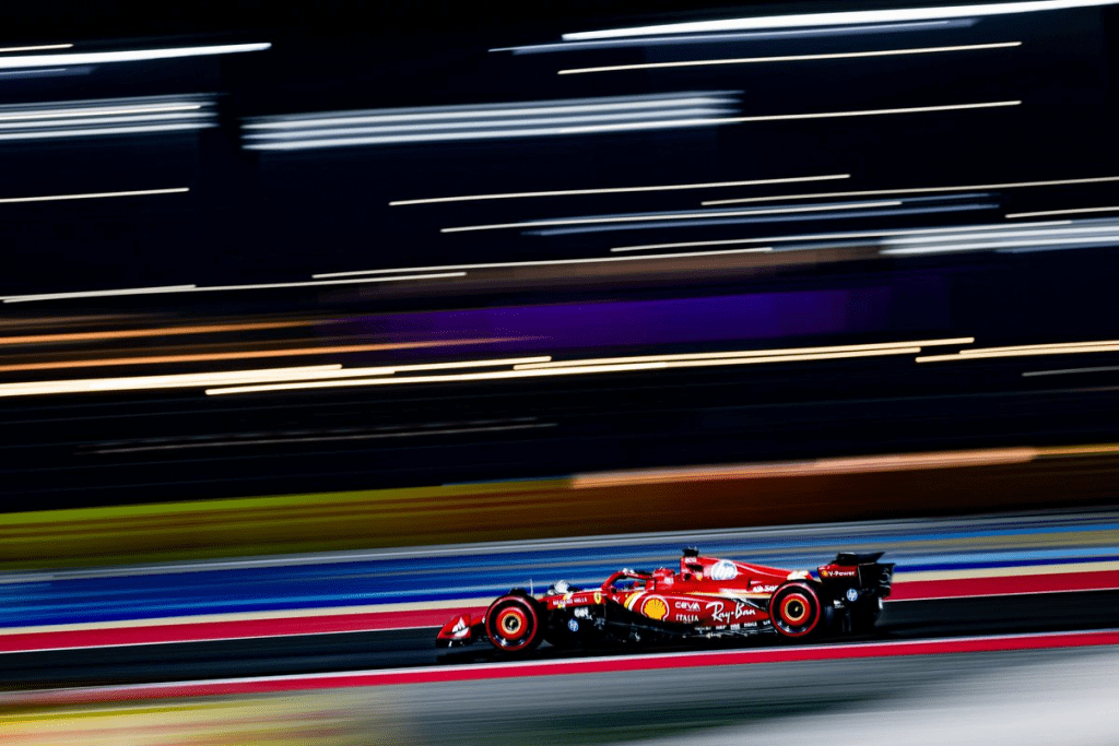 Charles Leclerc si mostra ottimista dopo le qualifiche del Gran Premio del Qatar, sottolineando i progressi della Ferrari nella gestione delle gomme e ponendo l’accento sul confronto diretto con la McLaren.