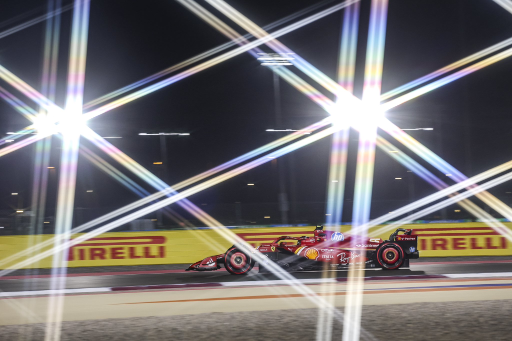 Carlos Sainz analizza con franchezza le prestazioni della Ferrari dopo le qualifiche per il Gran Premio del Qatar, riconoscendo i limiti della monoposto ma mostrando fiducia nel ritmo gara.