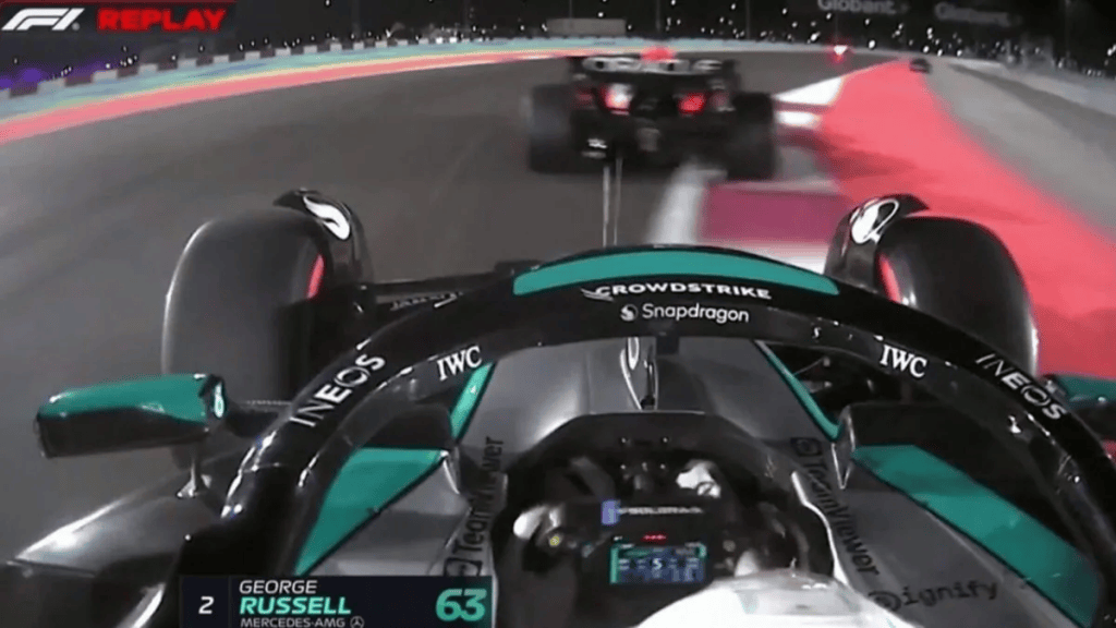 Max Verstappen, pilota della Red Bull, è stato penalizzato con la perdita di una posizione in griglia a seguito di una violazione del regolamento durante le qualifiche del GP del Qatar. Inoltre, al campione olandese è stato assegnato un punto di penalità sulla sua licenza, portando il totale a sei negli ultimi 12 mesi.