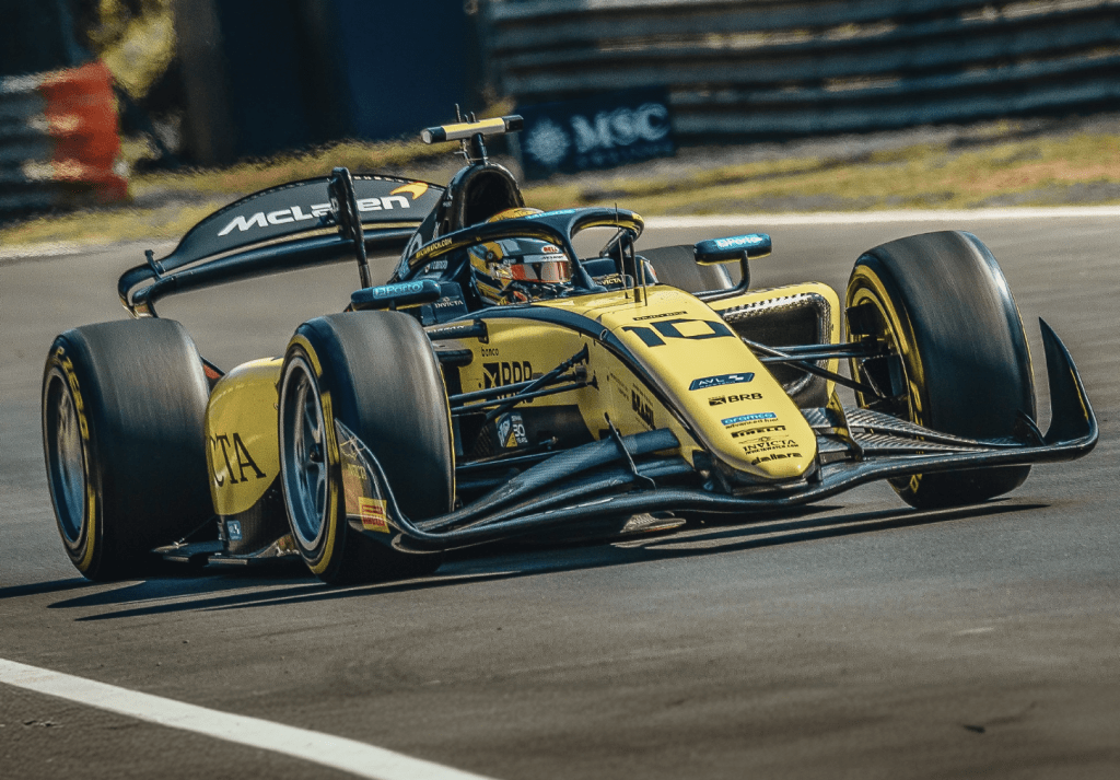 La Sauber ha annunciato un cambio radicale per la stagione 2025 di Formula 1: i piloti attuali, Valtteri Bottas e Zhou Guanyu, lasceranno la scuderia a fine anno per far posto a un nuovo duo composto dal leader del campionato di Formula 2 Gabriel Bortoleto e dal veterano Nico Hulkenberg, recentemente acquisito dalla Haas.