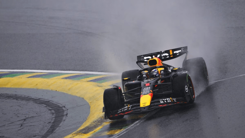 Max Verstappen ha vinto il GP del Brasile partendo dalla P17. Il momento decisivo è stato sicuramente tra il giro 23 e 32, quando la pioggia ha iniziato a cadere più intensamente. Rivediamo insieme le comunicazioni con il suo ingegnere di pista Gianpiero Lambiase.