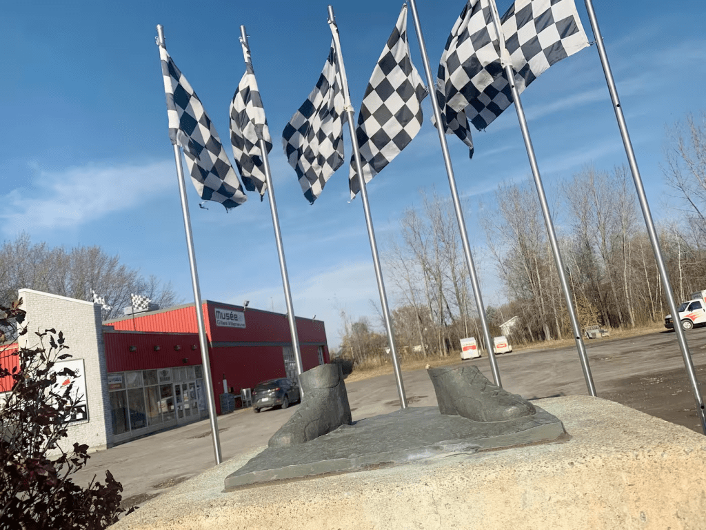 La statua di Gilles Villeneuve è stata rubata dall'ingresso del museo a lui dedicato. La rabbia e la delusione del figlio, Jacques.