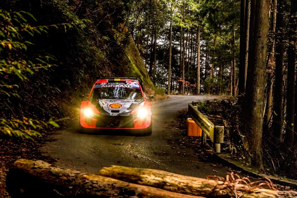Il motore della Hyundai di Neuville fa le bizze e Tänak ne approfitta per scappare in vetta alla classifica generale. La corsa ad entrambi i Titoli, Piloti e Costruttori WRC si riapre nuovamente, in una stagione che non sembra voler concludersi.