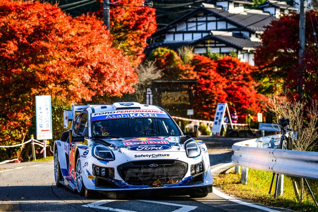 Il motore della Hyundai di Neuville fa le bizze e Tänak ne approfitta per scappare in vetta alla classifica generale. La corsa ad entrambi i Titoli, Piloti e Costruttori WRC si riapre nuovamente, in una stagione che non sembra voler concludersi.