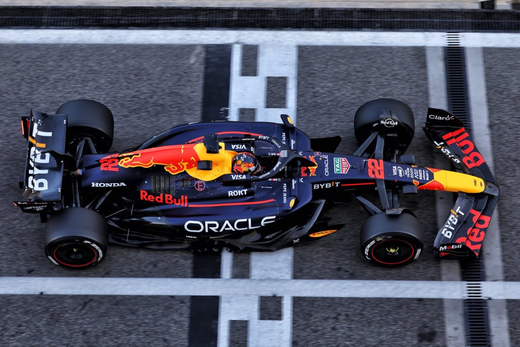 Tsunoda Red Bull RB20 test Pirelli