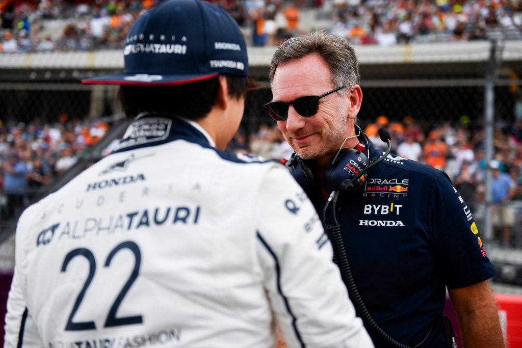 Tsunoda che parla con Horner