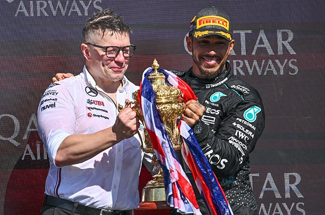 Per Lewis Hamilton è arrivato il momento di dire addio alla Mercedes. Molti sono i ricordi e le emozioni condivisi che sono destinati a rimanere nel tempo, ed è con un velo di malinconia e con un sorriso che il pilota racconta le sue emozioni.