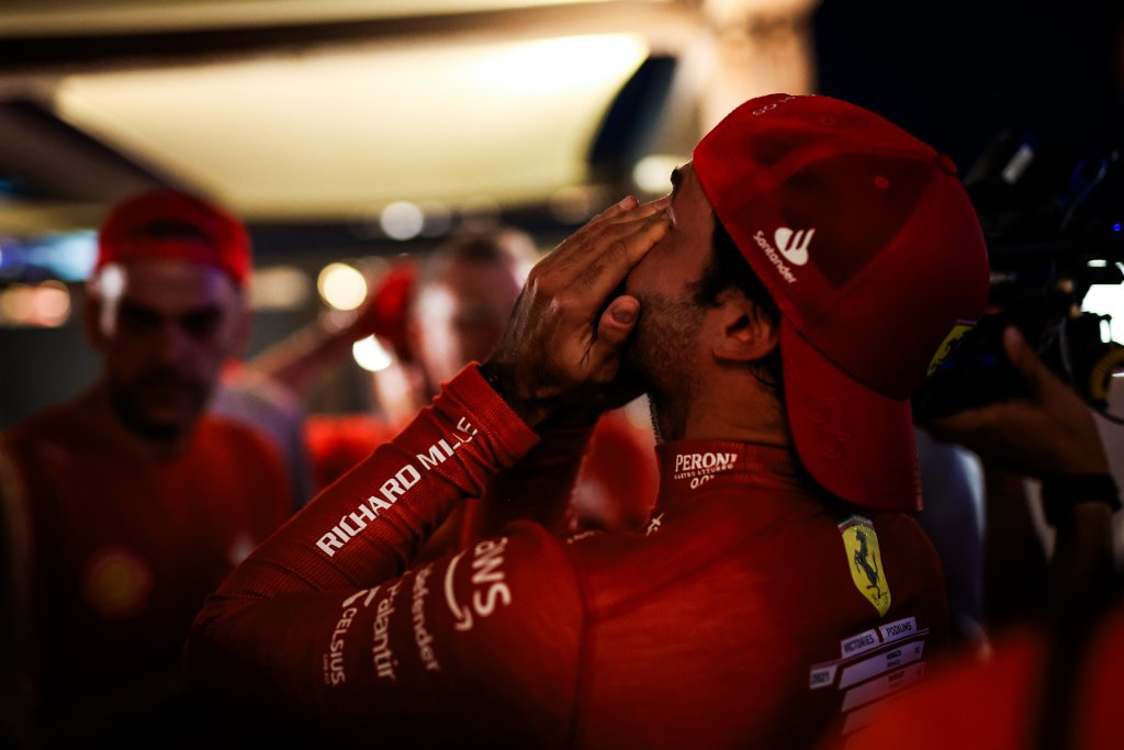L'addio di Carlos Sainz alla Ferrari non è stato privo di emozioni, ma il pilota spagnolo è pronto per la sua nuova sfida in Williams.