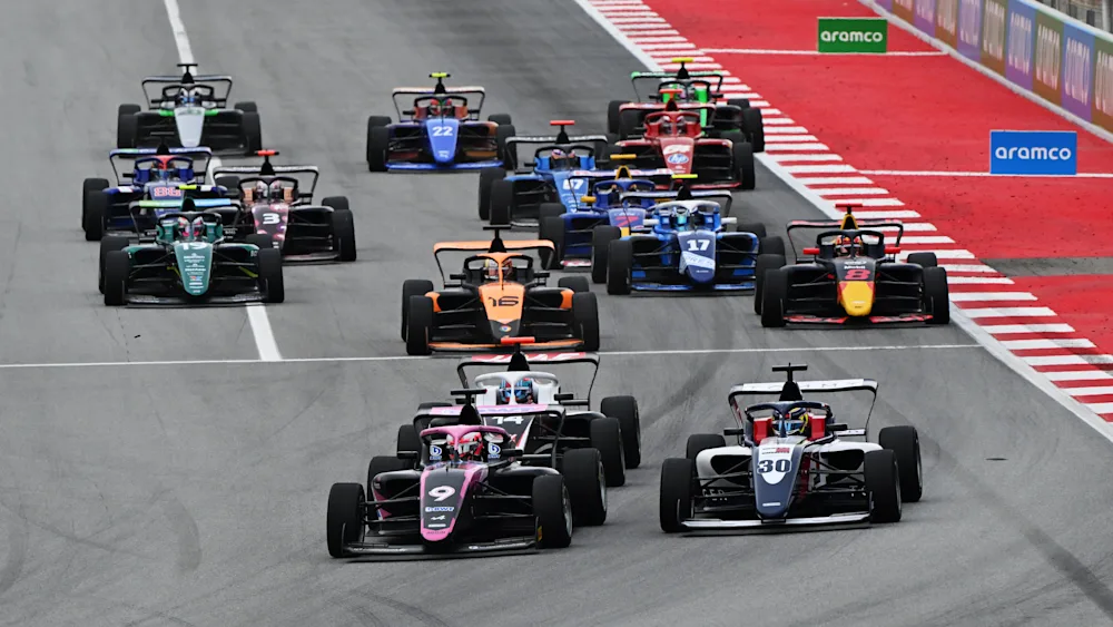 La pilota britannica si riprende il titolo che le era stato momentaneamente "confiscato". Abbi Pulling conquista la Pole Position per tutte e 3 le gare. 