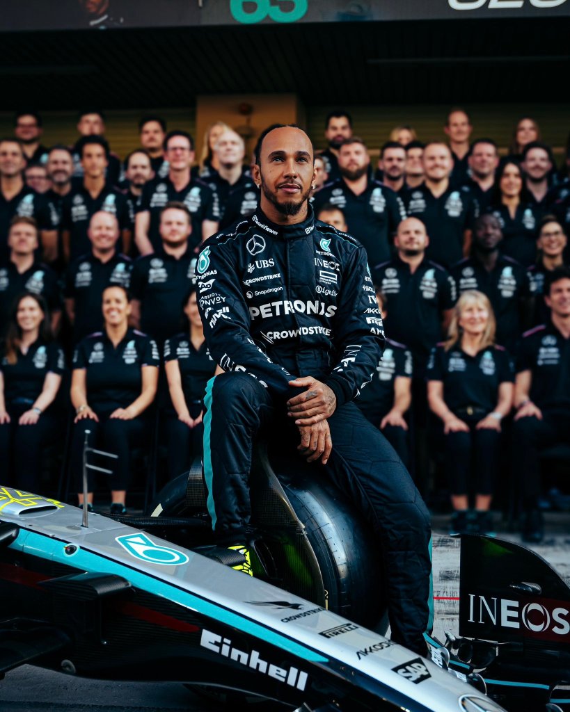 Il momento è giunto. Adesso è davvero l'ora dei saluti. Lewis Hamilton, con una lettera immaginaria, si inchina davanti alla sua Mercedes.