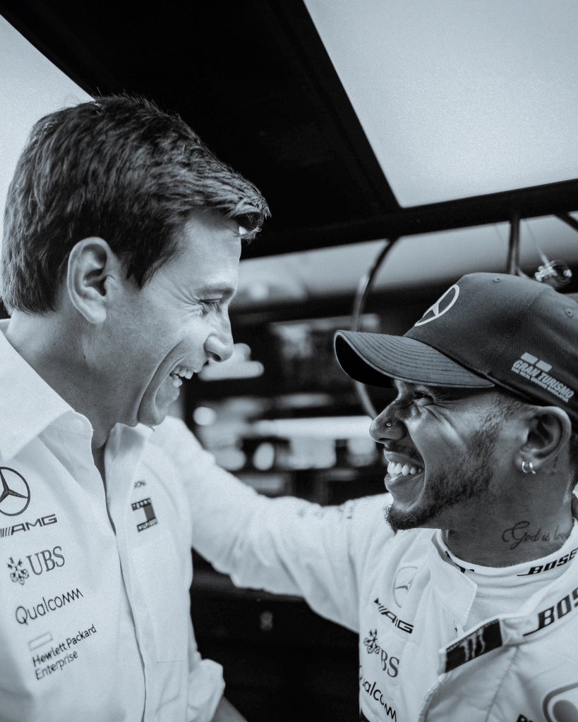 Il momento è giunto. Adesso è davvero l'ora dei saluti. Lewis Hamilton, con una lettera immaginaria, si inchina davanti alla sua Mercedes.