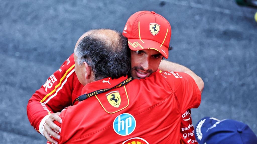 Carlos Sainz ha potuto dire addio alla Ferrari con un bel regalo a Fiorano. Vasseur ne ha descritto l'emozione ed elogiato l'ormai ex pilota.