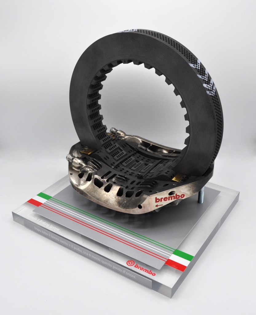 Museo-Nicolis-Pinza-e-Disco-Freno-Brembo-Ferrari-SF90-F1-ph.-Museo-Nicolis-21