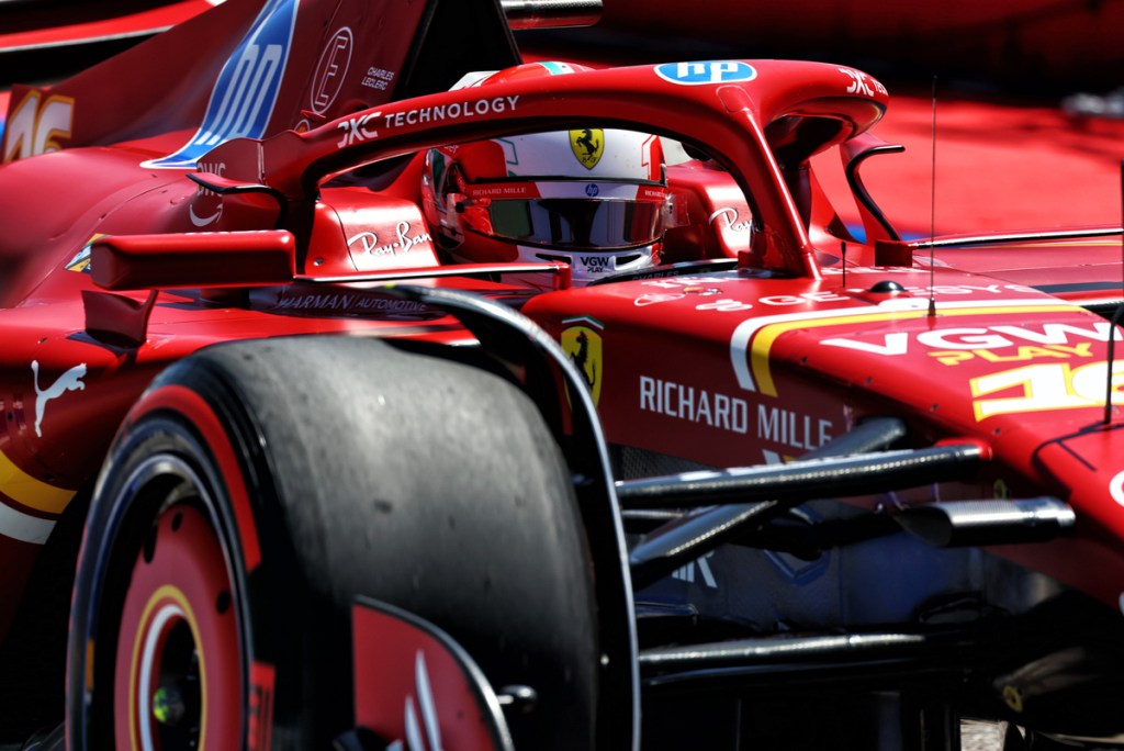 Il Gran Premio di Abu Dhabi sarà un weekend ricco di emozioni per la Scuderia Ferrari, che si trova a inseguire 21 punti di svantaggio dalla McLaren nella corsa al titolo mondiale Costruttori. Tuttavia, la sfida in pista non sarà l’unico motivo di interesse per il team di Maranello: nelle FP1, al fianco di Charles Leclerc, ci sarà il fratello Arthur.