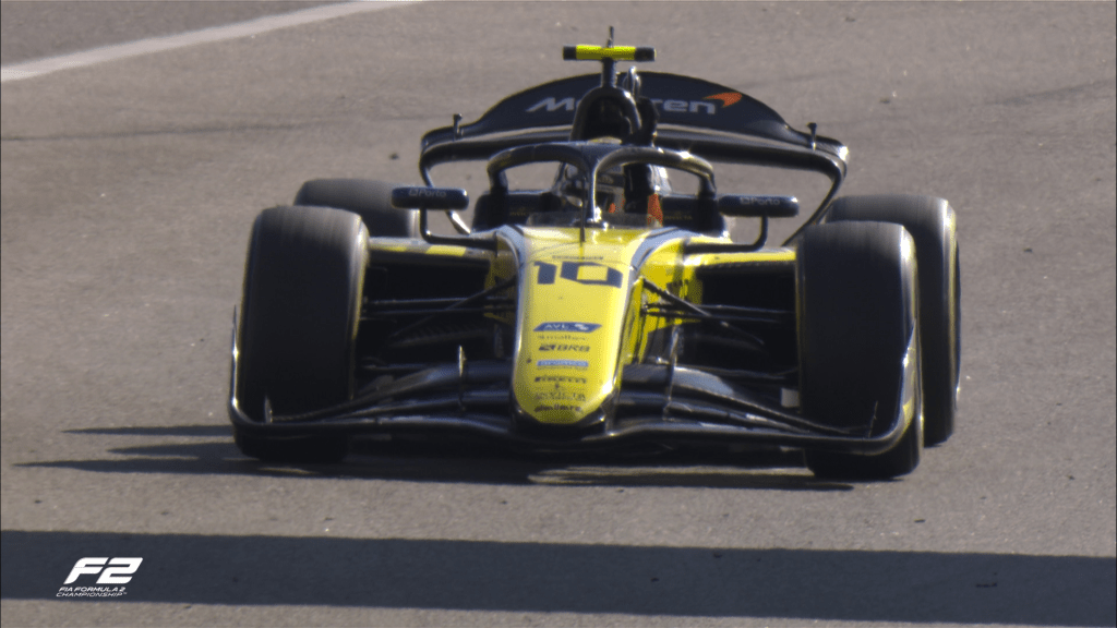 Joshua Durksen vince l'ultima gara dell'anno, mentre Gabriel Bortoleto viene coronato campione F2 2024. Il brasiliano arriva infatti 2°, mentre il rivale Hadjar stalla in partenza ed è fuori dai giochi al primo giro