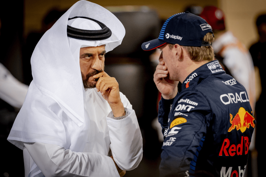 Max Verstappen si scontra ancora con la FIA per le penalità. Ma ora, con soli 4 punti di licenza, Mad Max rischia la gara di squalifica.
