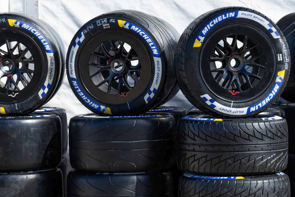 Michelin continuerà a essere il fornitore esclusivo di pneumatici per la classe Hypercar del FIA World Endurance Championship (WEC) almeno fino al 2029, grazie a un’estensione del contratto annunciata giovedì.