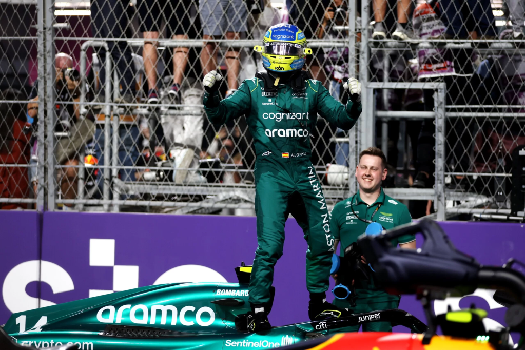 Fernando Alonso spiega che nel 2025 ci sarà poca competitività, ma nel 2026, con Newey, Aston Martin tornerà a dare spettacolo.