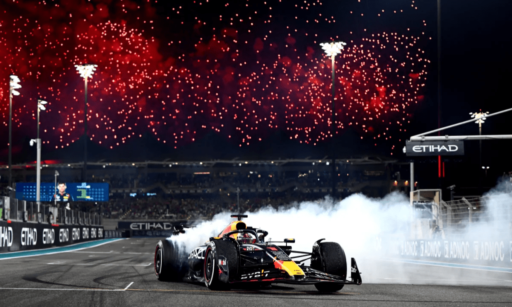 Max Verstappen, nato il 30 settembre 1997 a Hasselt, Belgio, è un pilota automobilistico olandese con cittadinanza belga, attivo in Formula 1 con Red Bull Racing. È diventato campione del mondo per quattro anni consecutivi (2021-2024), eguagliando il record di Sebastian Vettel con lo stesso team.