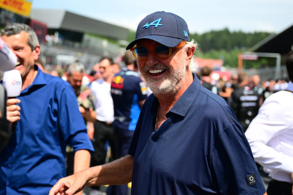 Flavio Briatore rivela la trattativa mancata con Carlos Sainz. Ma nel futuro di Alpine ci sono tanti giovani e forse Colapinto è tra questi.