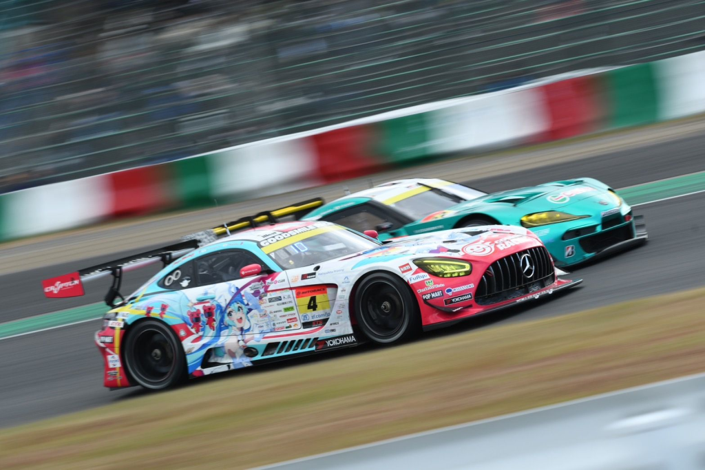 La grande novità per il 2025 è il ritorno alle 24 Ore di Spa, dove il team sarà guidato da un trio tutto giapponese: Kamui Kobayashi si unirà a Taniguchi e Kataoka per affrontare la leggendaria gara nelle Ardenne.