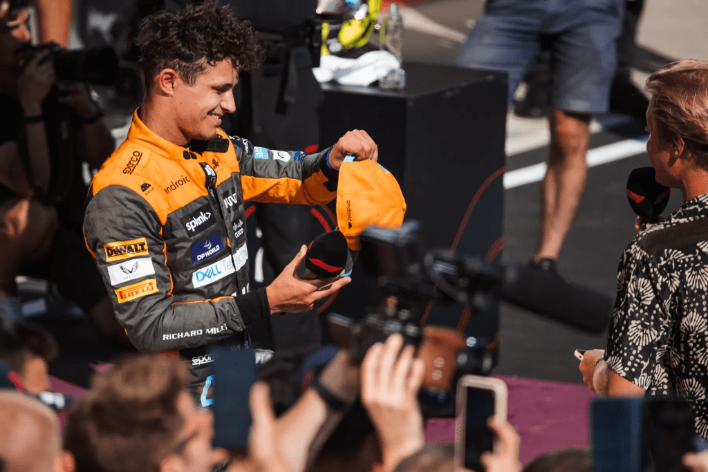 Durante il team radio dopo il traguardo, Norris ha scherzato con entusiasmo: “Il prossimo anno sarà il mio anno”. Tuttavia, Nico Rosberg, campione del mondo F1 nel 2016, ha lanciato un avvertimento a Norris, consigliandogli di evitare di caricarsi di aspettative troppo alte.