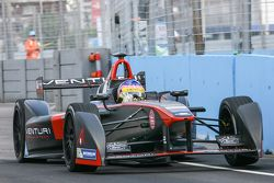 Un campione di F1 in FE? Ripercorriamo la breve esperienza con l'elettrico di Jacques Villeneuve con il team Venturi.
