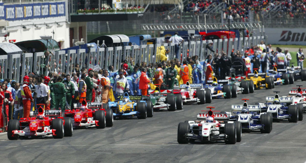 Ferrari schierata sulla griglia in occasione del GP di San Marino 2004