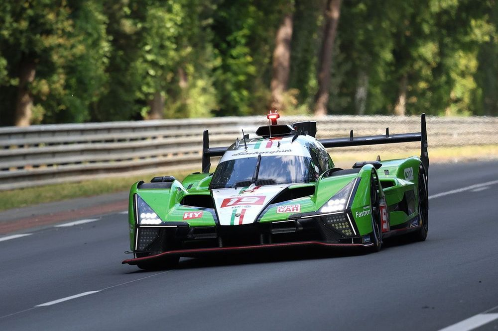 La Lamborghini SC63 GTP continuerà a competere sui circuiti nel 2024, ma con un programma ridotto e focalizzato. La casa del Toro riconosce il potenziale della vettura, ma anche il lavoro ancora necessario per portarla al massimo delle prestazioni.