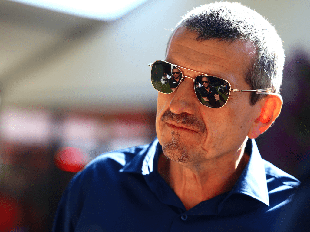 Guenther Steiner, ex team principal della Haas F1, ha sempre suscitato opinioni forti grazie alla sua personalità schietta e senza filtri, resa celebre dalla serie Netflix Drive to Survive.