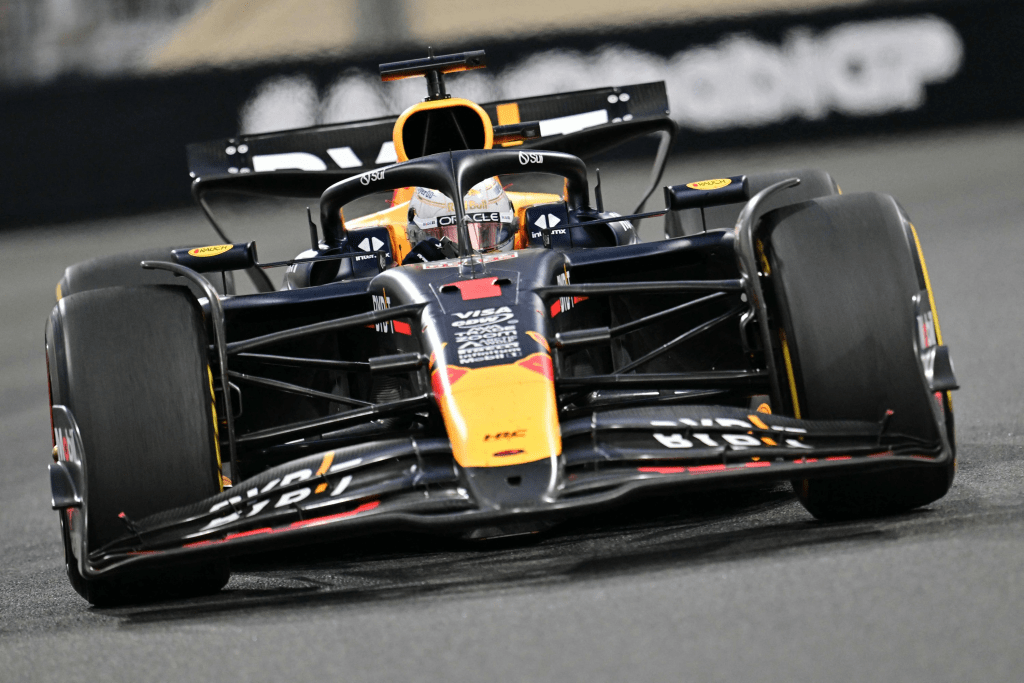 Durante il Gran Premio di Abu Dhabi, Max Verstappen ha ricevuto una penalità di 10 secondi per un contatto alla prima curva con Oscar Piastri, che ha causato un testacoda al pilota della McLaren.