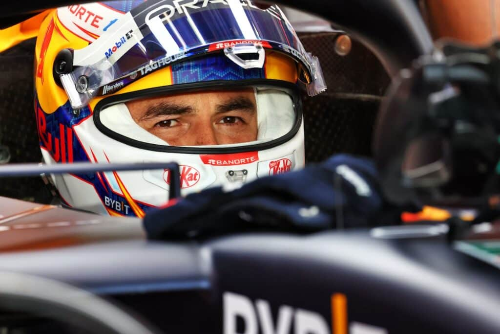 Sergio Perez ha messo a tacere le voci secondo cui potrebbe lasciare la Red Bull alla fine di questa stagione, affermando con fermezza che correrà per il team anche nel 2025.