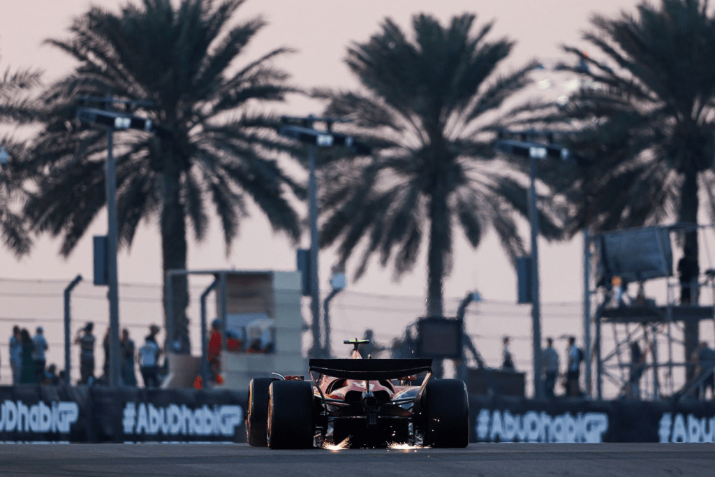 Carlos Sainz ha vissuto un venerdì particolare ad Abu Dhabi, il suo ultimo weekend con Ferrari, evidenziando il divario con le velocissime McLaren.