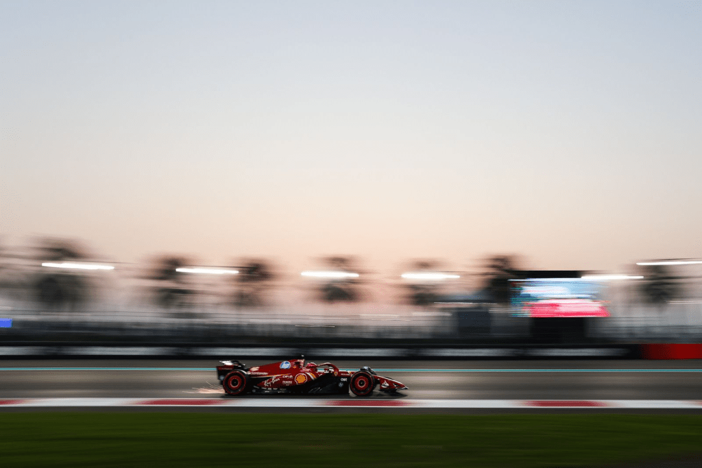 Il venerdì di Charles Leclerc al GP di Abu Dhabi si è trasformato in una giornata da dimenticare, iniziata con emozioni familiari e conclusasi tra difficoltà sportive e fisiche.