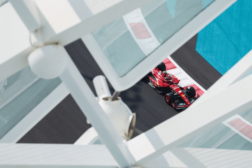 Un venerdì emozionante ad Abu Dhabi ha segnato un momento storico per la Formula 1 e per la famiglia Leclerc. Arthur, fratello minore di Charles, ha coronato il sogno di guidare una Ferrari durante una sessione ufficiale, rendendolo un evento unico