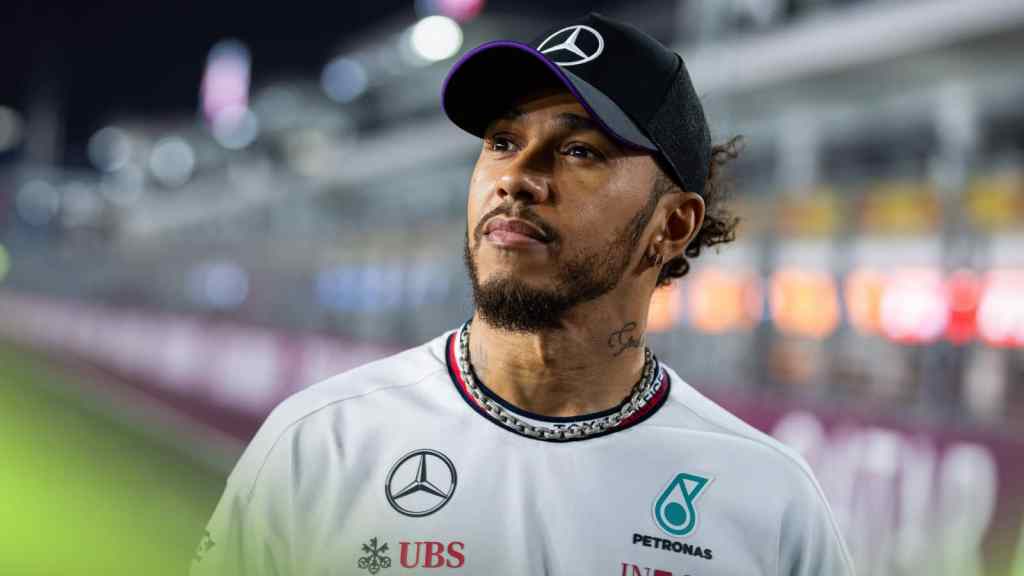 L’arrivo di Lewis Hamilton in Ferrari, accolto con entusiasmo all’inizio della stagione 2025, continua a far discutere. A sollevare dubbi sull’operazione è stato Mattia Binotto, ex team principal della Scuderia di Maranello, ora a capo del progetto Audi F1.