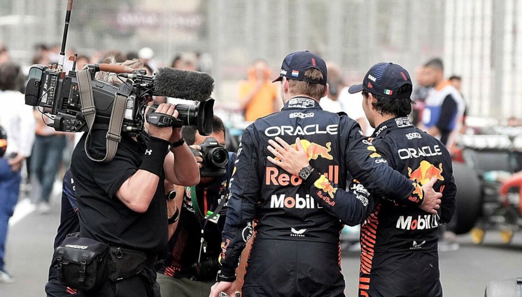 Sergio Pérez ripercorre l’ultima fase con il team di Milton Keynes, svelando tensioni interne, difficoltà tecniche e il dialogo finale con Christian Horner prima della separazione.
