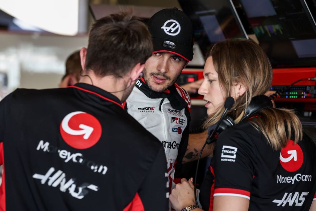 Laura Mueller ingegnere pista Esteban Ocon Haas 2025
