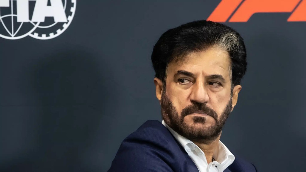 Mohammed Ben Sulayem è stato confermato per un secondo mandato alla guida della FIA, in un’elezione segnata dall’assenza di sfidanti e dalle polemiche legali che continueranno nei prossimi mesi.