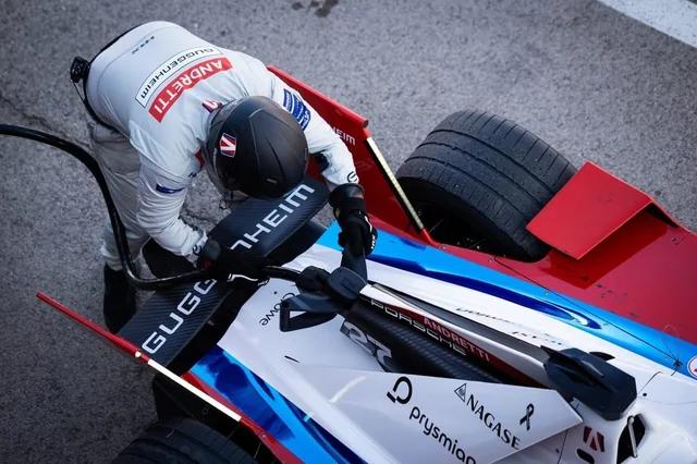 Dopo numerose speculazioni e mesi d'attesa, ora è ufficiale: il Pit Boost debutterà nel prossimo E-Prix di FE a Jeddah. Andiamolo a scoprire insieme nel dettaglio.