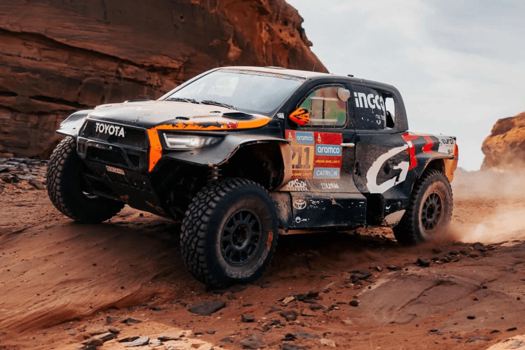 Henk Lategan ha consolidato la sua posizione in cima alla classifica generale del Dakar Rally con una prestazione dominante nella Stage 8. Il pilota ufficiale Toyota ha completato la tappa in 4'49"54, anche se una penalità di due minuti per eccesso di velocità in una zona di controllo ha ridotto il suo margine di vantaggio finale.