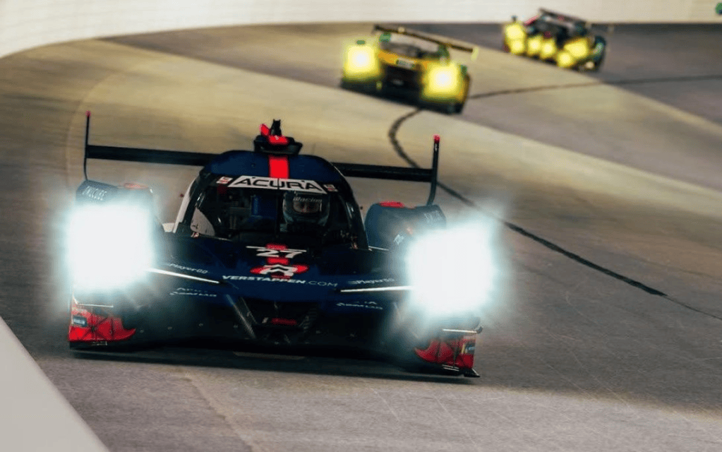 Il quattro volte campione del mondo di Formula 1, Max Verstappen, ha ricevuto un drive-through durante la sua partecipazione alla IMSA Global Esports Championship, a seguito di una collisione al primo giro della gara virtuale disputata a Daytona.