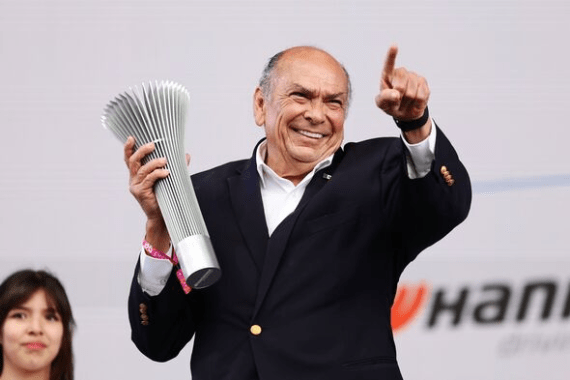 Sergio Pérez, ex pilota Red Bull in Formula 1, si trova a un bivio della sua carriera. 