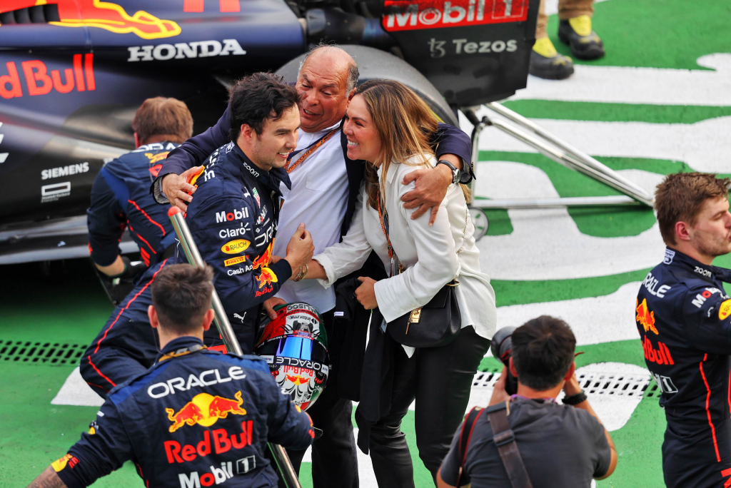 Sergio Pérez, ex pilota Red Bull in Formula 1, si trova a un bivio della sua carriera. 