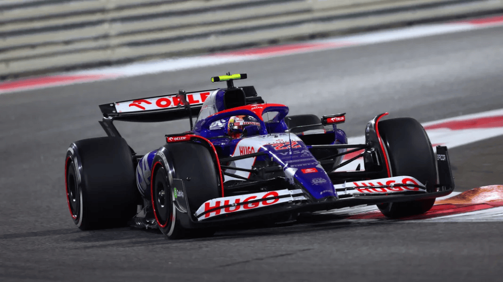 La compagnia petrolifera polacca Orlen ha annunciato la fine della sua collaborazione con il team Racing Bulls per la stagione 2025. Questa partnership, iniziata nel 2023, aveva visto il logo di Orlen apparire in modo prominente sulle vetture, in particolare sull’alettone posteriore.