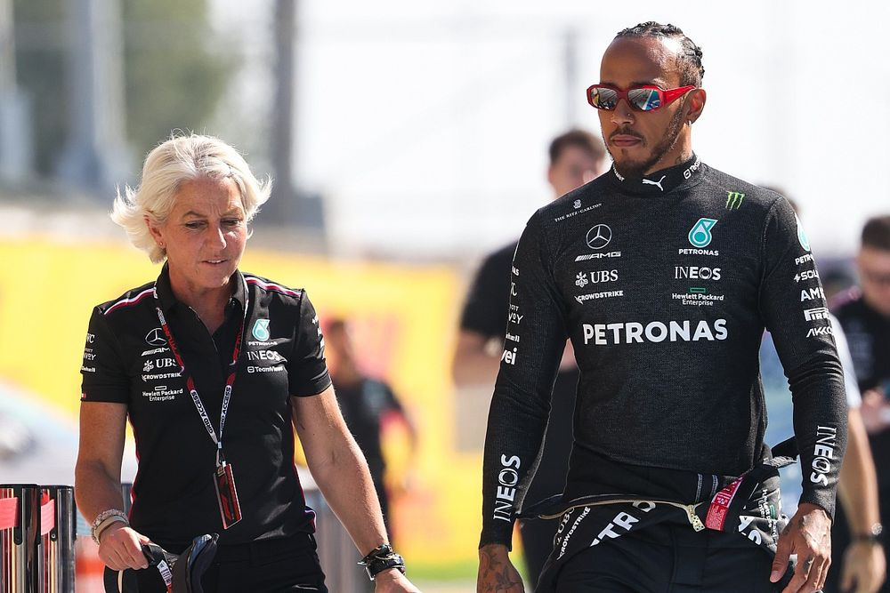 Lewis Hamilton ritrova Angela Cullen, la sua storica fisioterapista e confidente, per affrontare la nuova sfida con la Ferrari. Dopo un periodo di separazione iniziato all’inizio del 2023, i due tornano a collaborare grazie al coinvolgimento di Cullen nel team di Project 44, la società di gestione di Hamilton.